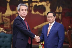 El primer ministro de Vietnam, Pham Minh Chinh (derecha) recibe a Masayuki Omoto, director general del grupo japonés Marubeni (Fuente: VNA)