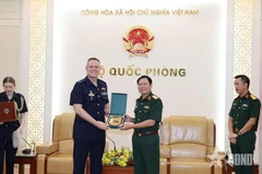 El general Nguyen Tan Cuong, jefe del Estado Mayor General del Ejército Popular de Vietnam y viceministro de Defensa, recibe al jefe de la Fuerza Aérea de Australia, Stephen Chappell (Fuente: VNA)