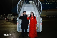 El primer ministro de Vietnam, Pham Minh Chinh, y su esposa regresan a Hanoi luego de concluir con éxito su gira europea (Fuente: VNA)