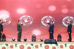 El primer ministro Pham Minh Chinh y líderes del Ministerio de Asuntos Exteriores inauguran la Base de Datos de Tratados Internacionales. Foto: VNA