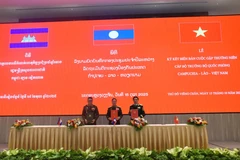 La reunión anual de los Ministros de Defensa de Vietnam, Laos y Camboya se celebra en Vientiane (Fuente: VNA)
