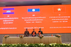 La reunión anual de los Ministros de Defensa de Vietnam, Laos y Camboya se celebra en Vientiane (Fuente: VNA)