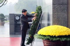 El secretario general del Partido Popular Revolucionario de Laos y presidente del país, Thongloun Sisoulith, rinde homenaje al Presidente Ho Chi Minh en su Mausoleo (Fuente: VNA)