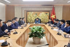 El viceprimer ministro Nguyen Chi Dung recibe a una delegación de trabajo del Grupo TCL encabezada por el director general Wang Cheng. (Foto: VGP)
