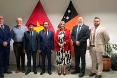 El embajador de Vietnam en Australia, Pham Hung Tam (cuarto, a la izquierda), se reúne ​​con Robyn Cahill, ministra de Comercio, Empresa y Relaciones con Asia del Territorio del Norte de Australia (tercero, a la derecha). Foto: VNA