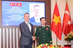 El ministro de Defensa de Vietnam, general Phan Van Giang y Haluk Gorgun, presidente de la Agencia de la Industria de Defensa de Turquía (Fuente: VNA)