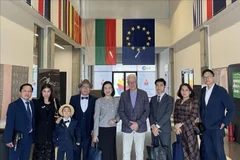 La embajadora de Vietnam en Bulgaria, Nguyen Thi Minh Nguyet (quinta desde la izquierda), y miembros de la embajada visitan y trabajan en la Zona Industrial de Trakia (Foto: VNA)