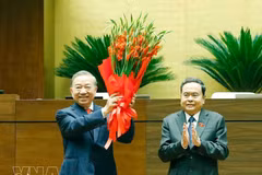 El presidente de la Asamblea Nacional, Tran Thanh Man (derecha), entrega flores para felicitar al secretario general del Partido y jefe del Estado, To Lam. (Foto: VNA)