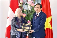 El presidente de la Asamblea Nacional de Vietnam, Tran Thanh Man, y Anjuska Marija Weil, presidenta de la Asociación de Amistad Suiza-Vietnamita (Fuente: VNA)