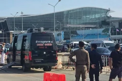 Agentes de policía tailandeses desplegados en el Aeropuerto Internacional de Phuket (Foto: bangkokpost.com)