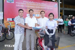 El Club de Empresarios de la provincia vietnamita de Nghe An en el distrito de Naxaithong, Vientiane, Laos, entrega 100 bicicletas junto con 100 paquetes de regalos a estudiantes locales (Fuente: VNA)