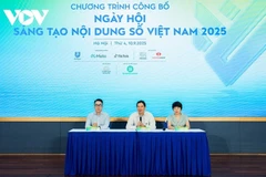 El director de la Autoridad de Radiodifusión e Información Electrónica del Ministerio de Cultura, Deportes y Turismo, Le Quang Tu Do (centro), habla en el lanzamiento de Vietnam iContent 2025, el 10 de septiembre de 2025. (Foto: VOV)