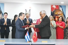 En la ceremonia de firma (Fuente: VNA)