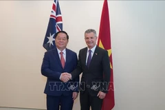 Nguyen Trong Nghia, miembro del Buró Político, secretario del Comité Central del PCV y jefe de su Comisión de Propaganda, Educación y Movilización de Masas y Matthew Thistlethwaite, viceministro australiano de Asuntos Exteriores y Comercio y viceministro de Inmigración (Fuente: VNA)