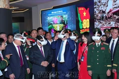 El primer ministro vietnamita, Pham Minh Chinh (segundo desde izquierda) visita el área de exposición de productos de defensa de Viettel. (Fuente: VNA)