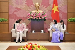 La vicepresidenta de la Asamblea Nacional de Vietnam, Nguyen Thi Thanh, recibe a Lee In-sun, jefa del Comité de Igualdad de Género y Familia del Parlamento de Corea del Sur (Fuente: VNA) 