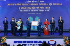 El primer ministro Pham Minh Chinh (quinto de derecha) entrega la decisión del Gobierno a dirigente de la Universidad Phenikaa (Foto: VNA)