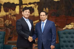 El primer ministro Pham Minh Chinh (derecha) recibe a Yukihito Honda, director ejecutivo encargado de Desarrollo Urbano Diversificado del Grupo Sumitomo de Japón (Fuente: VNA)