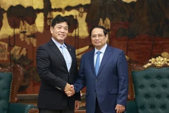El primer ministro Pham Minh Chinh (derecha) recibe a Yukihito Honda, director ejecutivo encargado de Desarrollo Urbano Diversificado del Grupo Sumitomo de Japón (Fuente: VNA)
