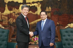 El primer ministro de Vietnam, Pham Minh Chinh, recibie a Chan Chun Sing, ministro coordinador de los Servicios Públicos y titular de Defensa de Singapur (Fuente: VNA)