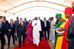 El presidente de la Asamblea Nacional de Senegal, El Malick Ndiaye, recibe a su par de Vietnam, Tran Thanh Man en el Aeropuerto Internacional Blaise Diagne de Dakar. (Foto: VNA)