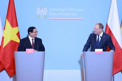 El primer ministro de Polonia, Donald Tusk (derecha) y su homólogo de Vietnam, Pham Minh Chinh (Fuente: VNA)