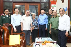 El presidente de Vietnam, Luong Cuon (cuarto desde derecha) , visitó a los veteranos revolucionarios en la ciudad de Long Xuyen, provincia de An Giang (Fuente: VNA)