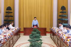 El presidente vietnamita, Luong Cuong, sostiene una sesión de trabajo con el personal de la Oficina Presidencial (Fuente: VNA)