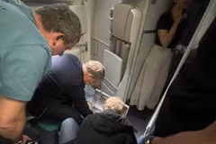 Equipo médico ruso atiende a un pasajero durante un vuelo de Vietnam Airlines. (Foto: Vietnam Airlines)