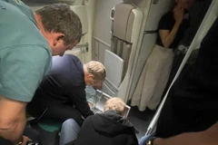 Equipo médico ruso atiende a un pasajero durante un vuelo de Vietnam Airlines. (Foto: Vietnam Airlines)