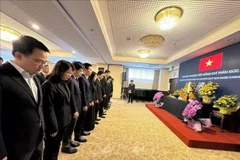 Funcionarios y el personal de la Embajada de Vietnam en Japón guardan un minuto de silencio en memoria del expresidente Tran Duc Luong. (Foto: VNA)