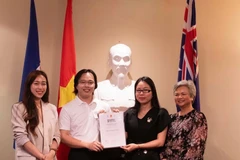 La cónsul general Nguyen Thanh Ha entrega certificados de mérito a representantes de estudiantes y voluntarios que contribuyeron de manera destacada a la organización del evento Primavera Patria 2025. (Foto: VNA)