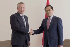 El viceprimer ministro y canciller de Vietnam, Bui Thanh Son (derecha) y el enviado especial del presidente de Chile, Heraldo Muñoz (Fuente: VNA)