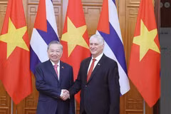 El secretario general del Partido Comunista de Vietnam, To Lam (izq.), y el primer secretario del Comité Central del Partido Comunista de Cuba y presidente de Cuba, Miguel Díaz-Canel Bermúdez, se reunieron en Hanoi el 1 de septiembre de 2025. (Foto: VNA)