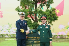 El general Phan Van Giang, ministro de Defensa de Vietnam, y su homólogo chino, el coronel general Dong Jun (Fuente: VNA)