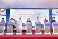 La viceprimera ministra de Vietnam, Pham Thi Thanh Tra, asiste a la ceremonia de inicio de la construcción de la Escuela Internado de nivel primario y secundario Ba Chuc (Fuente: VNA)