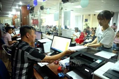 Procesamiento de trámites para establecer una empresa en la Oficina de Registro Mercantil del Departamento de Planificación e Inversiones de Hanoi (Foto: VNA)