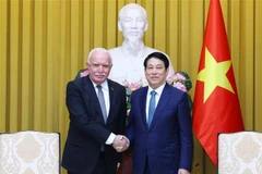 El presidente de Vietnam, Luong Cuong (derecha) recibe a Riad Malki, enviado especial del presidente del Estado de Palestina (Fuente: VNA)