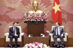 el presidente de la Asamblea Nacional de Vietnam, Tran Thanh Man (derecha) recibe al embajador australiano, Andrew Goledzinowski (Fuente: VNA)