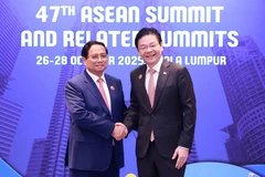 El primer ministro de Vietnam, Pham Minh Chinh (izquierda), y su homólogo de Singapur, Lawrence Wong (Fuente: VNA)