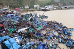 Las inundaciones causaron graves daños a las jaulas de acuicultura en la comuna de Xuan Canh, provincia de Dak Lak. Foto: VNA