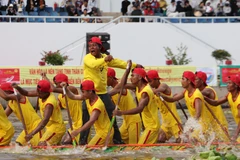 Festival de regata de barcos Ngo del pueblo Khmer en Vietnam