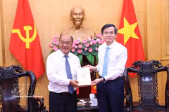 El director de la Academia Nacional de Política Ho Chi Minh, Doan Minh Huan, el presidente de LASES, Leeber Leebouapao (Fuente: VNA)