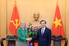 El director de la HCMA, Doan Minh Huan, y la embajadora australiana, Gillian Bird (Fuente: VNA)