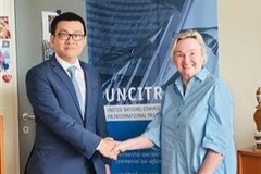 El embajador Vu Le Thai Hoang y Anna Joubin-Bret, secretaria de la Comisión de las Naciones Unidas para el Derecho Mercantil Internacional (Fuente: VNA)