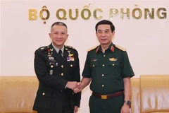 El general Phan Van Giang (derecha), ministro de Defensa de Vietnam, y general Songwit Noonpackdee, comandante de las Fuerzas Armadas de Tailandia (Fuente: VNA)