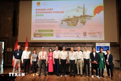 Rachel Isenschmid y miembros del Foro Económico Suiza-Vietnam (SVEF). (Foto: Anh Hien/VNA)