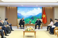 El primer ministro de Vietnam, Pham Minh Chinh (derecha) recibe al director general de la compañía Friboi del grupo brasileño de JBS, Renato Costa (Fuente: VNA)