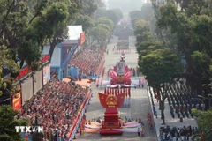 En un desfile en Ciudad Ho Chi Minh con motivo del 50.º aniversario de la reunificación nacional (Fuente: VNA)