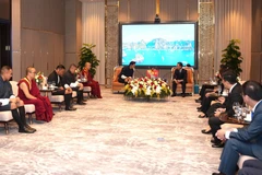 El presidente del Comité Popular de la provincia de Quang Ninh, Pham Duc An, recibe al Rey Jigme Khesar Namgyel Wangchuck y a la Reina Jetsun Pema Wangchuck de Bután (Fuente: VNA)